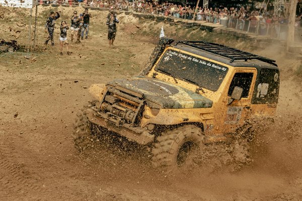 Wie kann ich die Sicherheit meiner Technik im Fahrzeug gewährleisten?