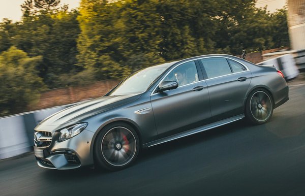 Was muss man bei der Mitnahme von Haustieren im Auto beachten?